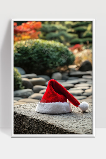 红色圣诞帽静置石桌秋季花园中的温馨景象