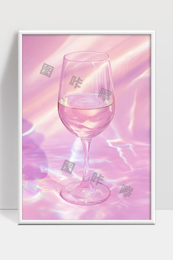 粉色光影中透明酒杯与水的唯美静物摄影