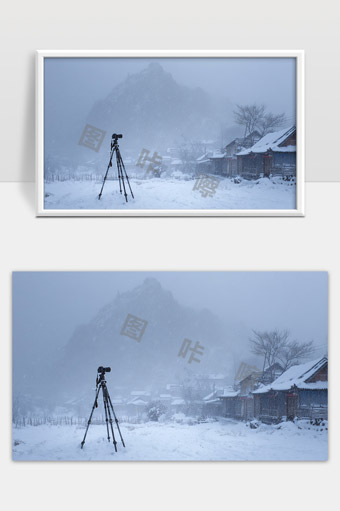冬日雪景中孤独相机记录静谧古村美景