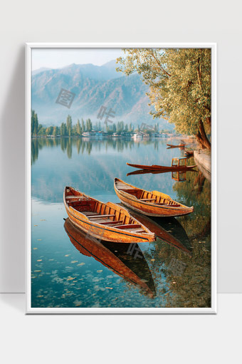 宁静湖面上的木舟山水美景秋日静谧时光