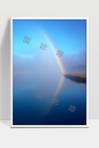 晨雾湖面上绚丽彩虹映照宁静水域美景