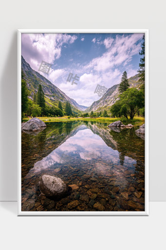 宁静山谷溪流倒影美丽自然风光画面