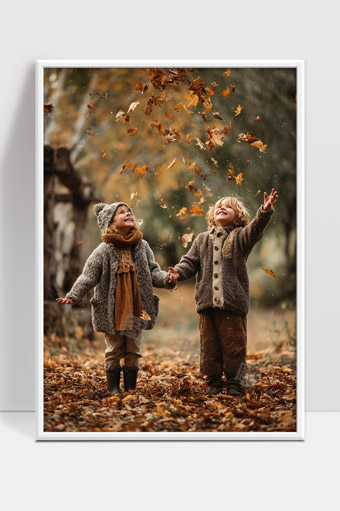 秋日童趣两个孩子森林中嬉戏玩落叶