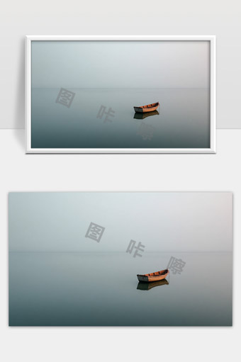 宁静湖面上的孤舟映照诗意宁静画面