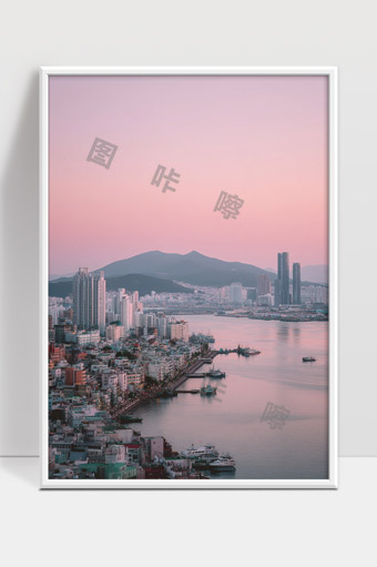 夕阳映照下的滨海城市与远山建筑风光秀丽