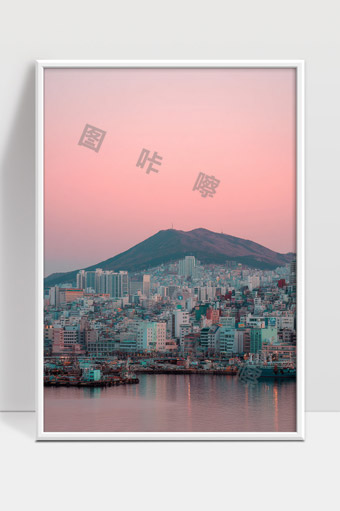 宁静黄昏下的海港城市与远山美景