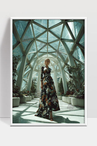 现代玻璃建筑中优雅女性穿花卉长裙艺术写真