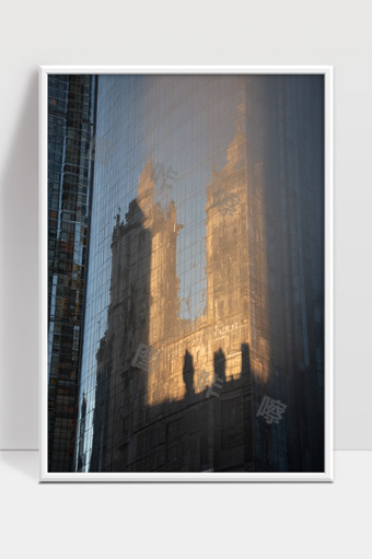 现代玻璃幕墙映照古老建筑夕阳余晖