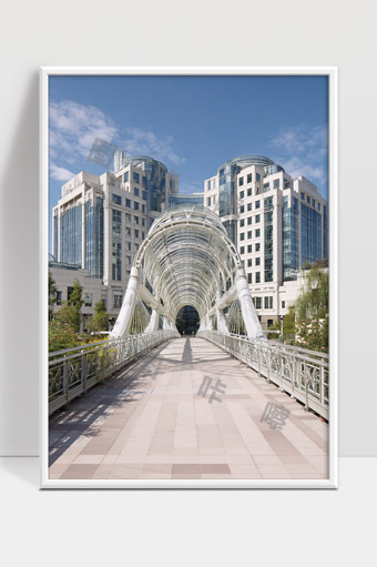 现代城市玻璃建筑与钢结构人行天桥实景