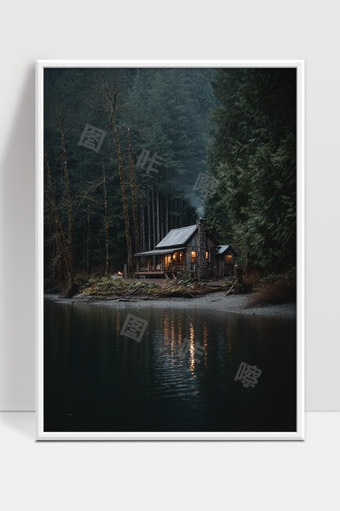 宁静森林湖畔木屋夜晚灯光温馨景象
