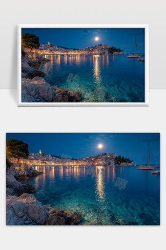 月光映照下的地中海海岸夜景与灯火辉煌小镇