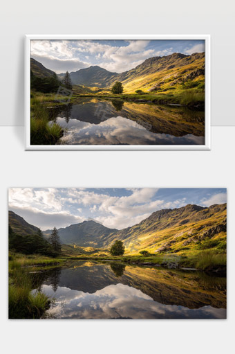 湖水倒映群山美景阳光洒落自然风光山谷宁静景象