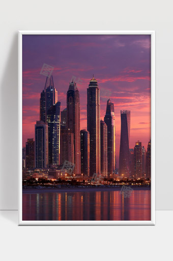 夕阳映照下的现代都市摩天大楼夜景