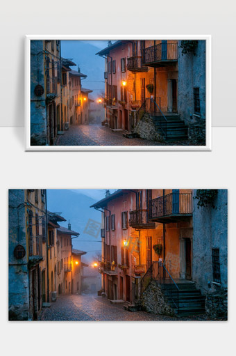 宁静黄昏下欧洲古镇石板街道温馨灯光