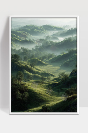 晨雾弥漫中的青翠山丘与幽深林地壮丽景色