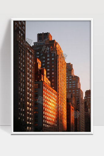 夕阳映照高楼大厦城市建筑景观美丽光影