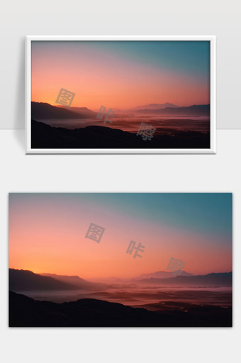 霞光映照下的山谷晨雾和远山轮廓美景