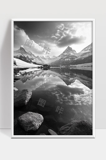 雪山湖泊倒影自然风光静谧山水美景黑白摄影