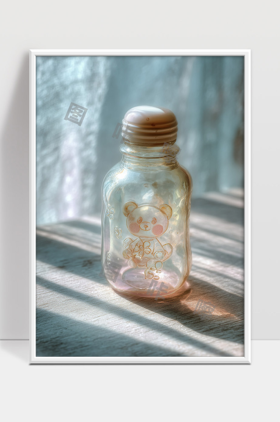 阳光照射下透明瓶子中的卡通小熊图案