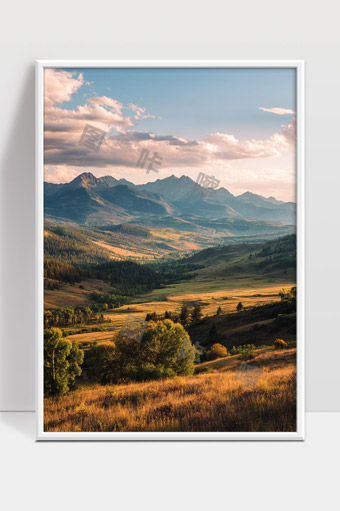 秋日阳光映照下的广袤山谷与远山美景