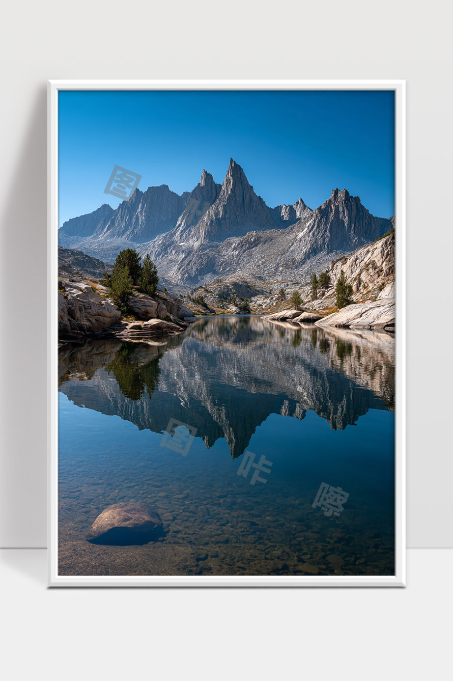 宁静山水倒影美景蓝天白云映照高山湖泊