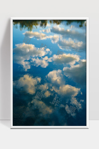 湖水映照蓝天白云宁静自然风光