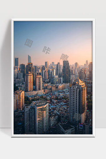 现代大都市夕阳下的高楼林立城市景观