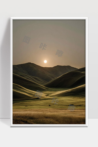 夕阳映照下的连绵起伏绿色草原山丘风光