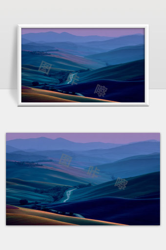 紫色晨曦映照下连绵起伏的山丘风光