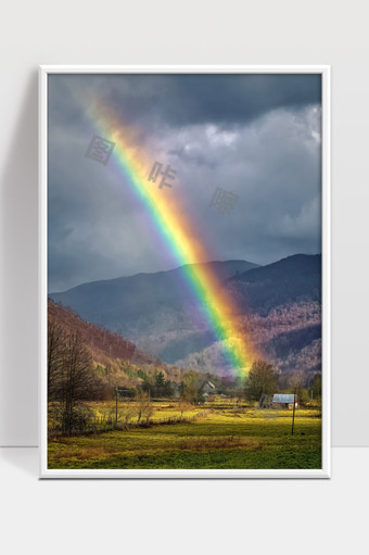 美丽山谷中的绚丽彩虹与自然风光