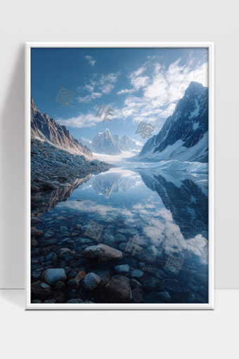 宁静冰川山谷倒映蓝天白云自然风光