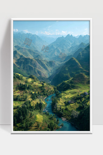 青山绿水间蜿蜒溪流环绕梯田美景图