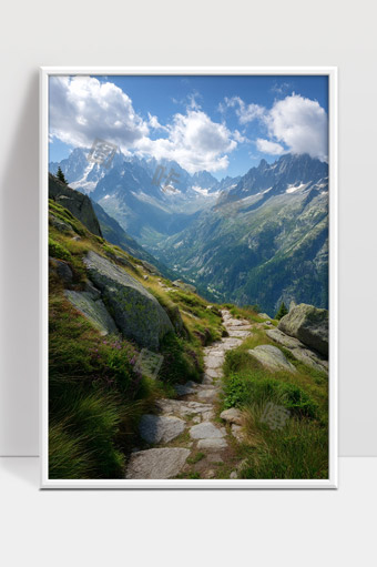 高山绿野石径晨光映照宁静自然风光