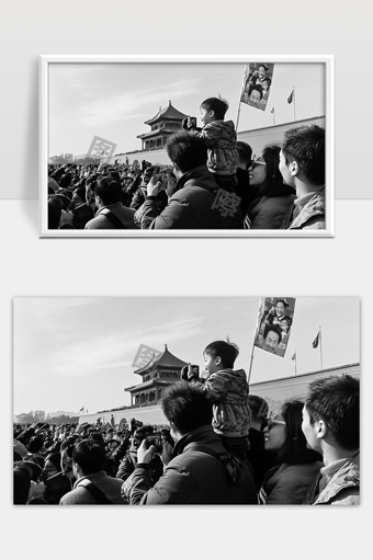 北京天安门广场群众集会拍照纪念时代风貌