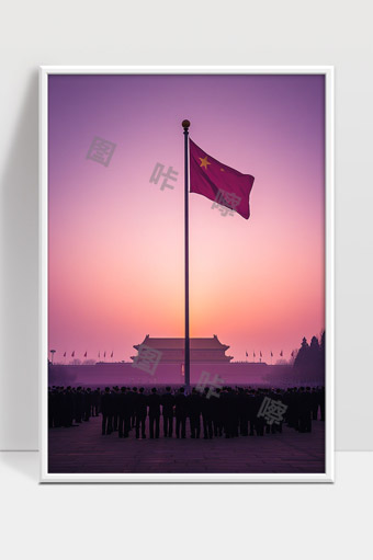 天安门广场升旗仪式暮光中的庄严场景