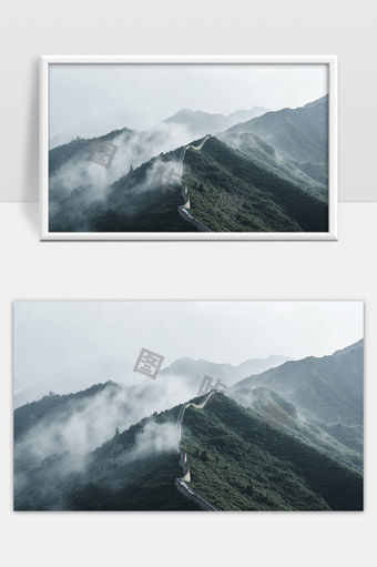 雾气笼罩下蜿蜒起伏的长城壮丽山脉景色
