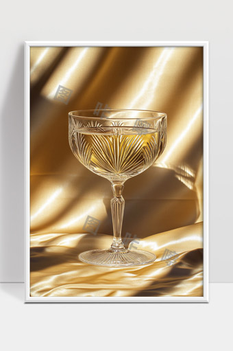 水晶酒杯映照金色丝绸背景优雅唯美静物摄影