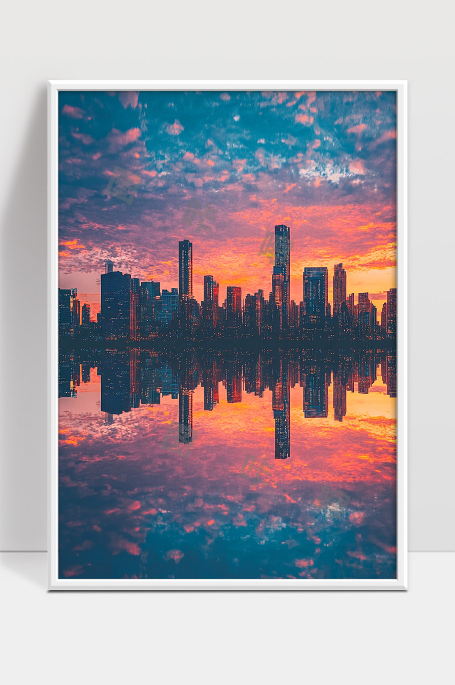 夕阳映照下的现代都市摩天大楼倒影美景