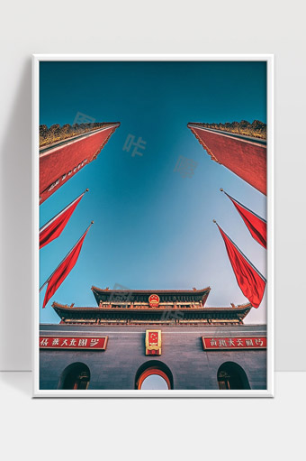 天安门广场壮丽建筑与红旗迎风飘扬景象