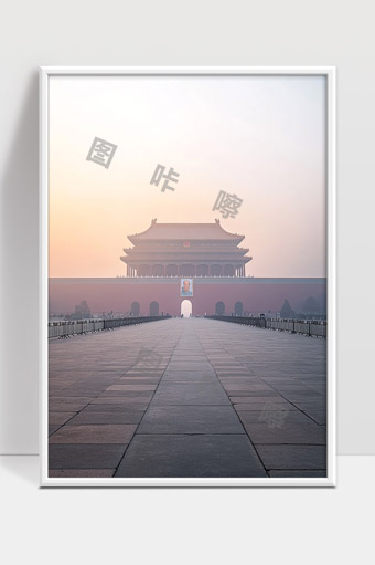 天安门广场清晨晨曦中的庄严建筑景象