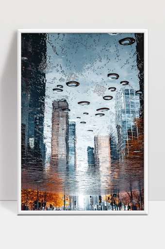 雨后街道倒影城市建筑与秋季树木景象