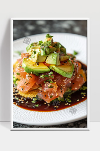 浓郁酱汁鲜美牛油果三文鱼塔配香料点缀