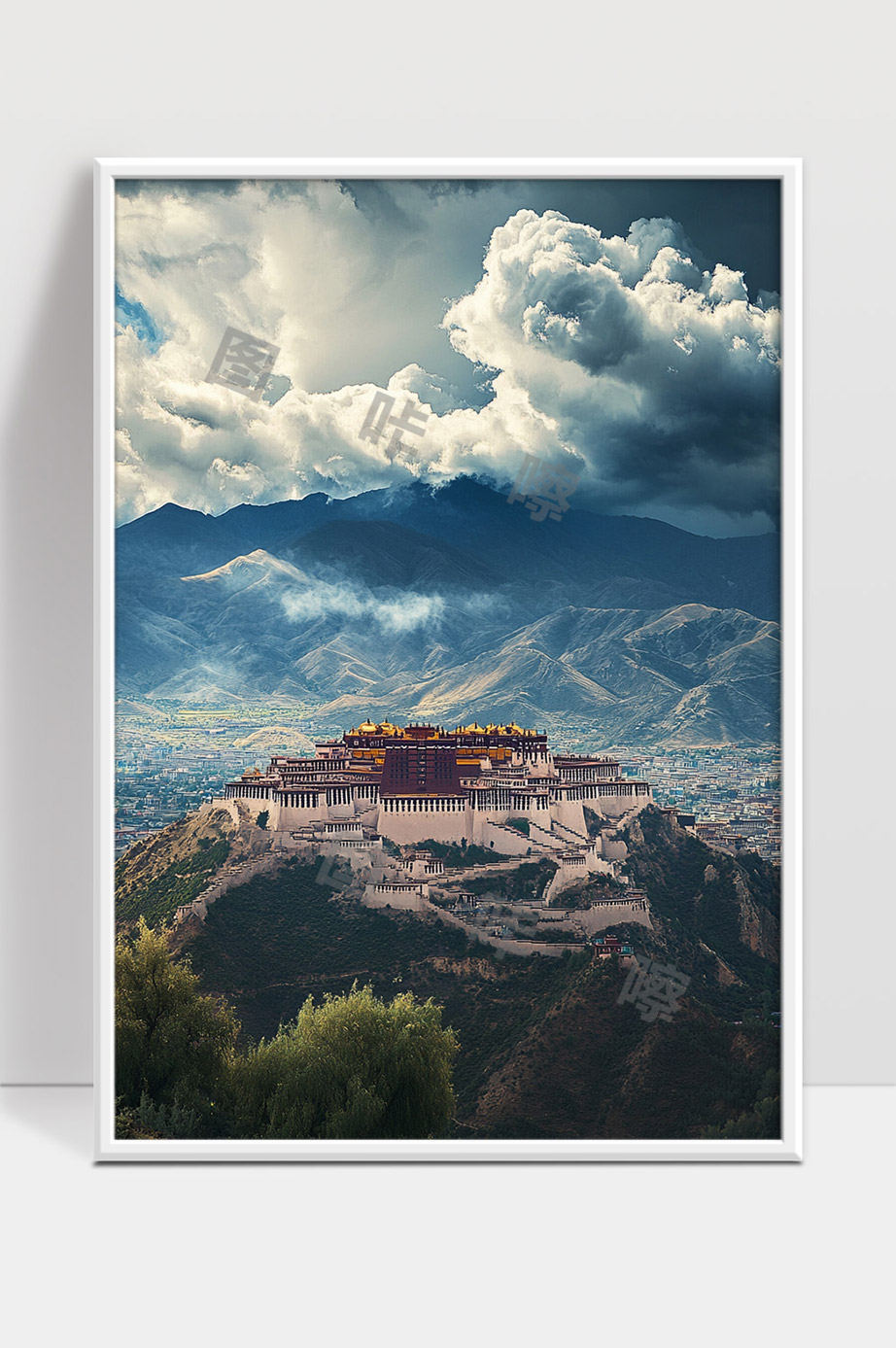 布达拉宫雄伟壮丽藏在云雾缭绕的雪山脚下