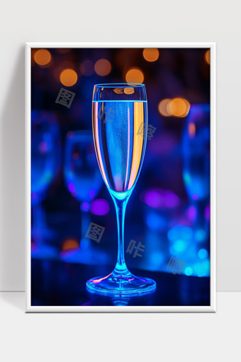 璀璨夜色中晶莹剔透的香槟酒杯特写