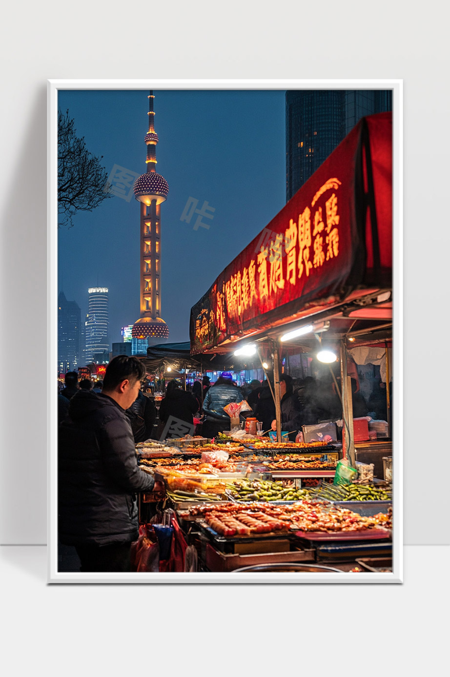 上海夜市美食街上的丰富烧烤摊位和市民夜生活