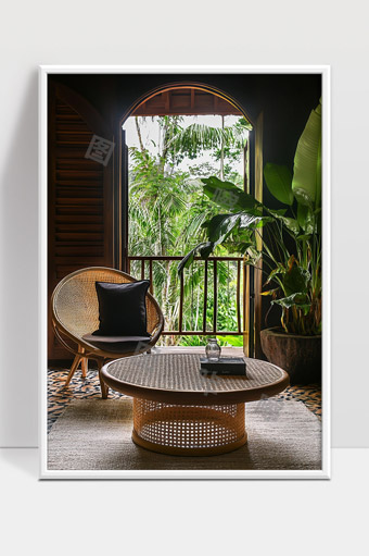 热带风情阳台休闲区自然绿植与藤编家具融合空间