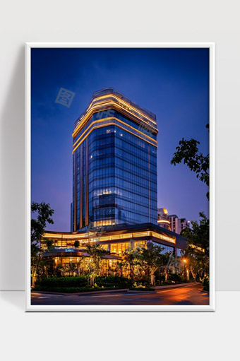 现代玻璃幕墙高层建筑夜景灯光璀璨城市风貌