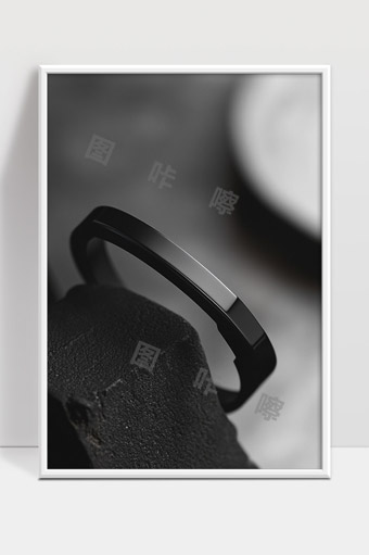 简约黑色戒指特写彰显时尚个性魅力