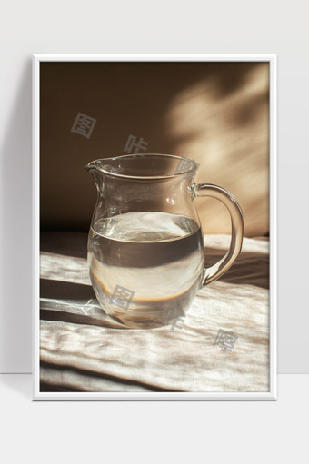 阳光照射下透明玻璃壶满水静谧光影美感