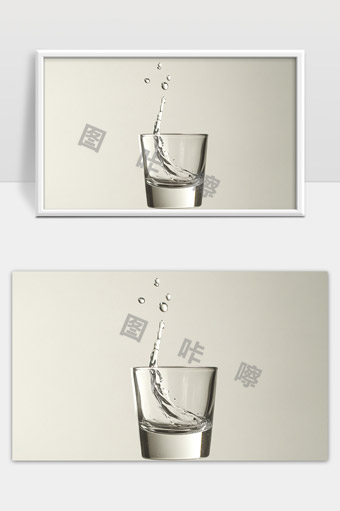 水滴溅起玻璃杯中清澈水花瞬间特写